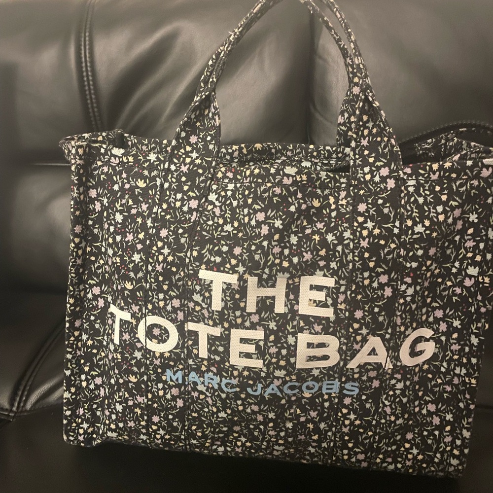 Marc Jacobs THE TOTE. Medium Limited edition! Make an offer 🪻🌼🪻